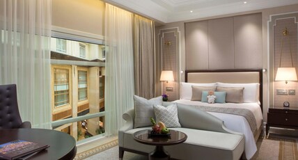 The Fullerton Hotel Singapore Room Type - Premier Courtyard Room