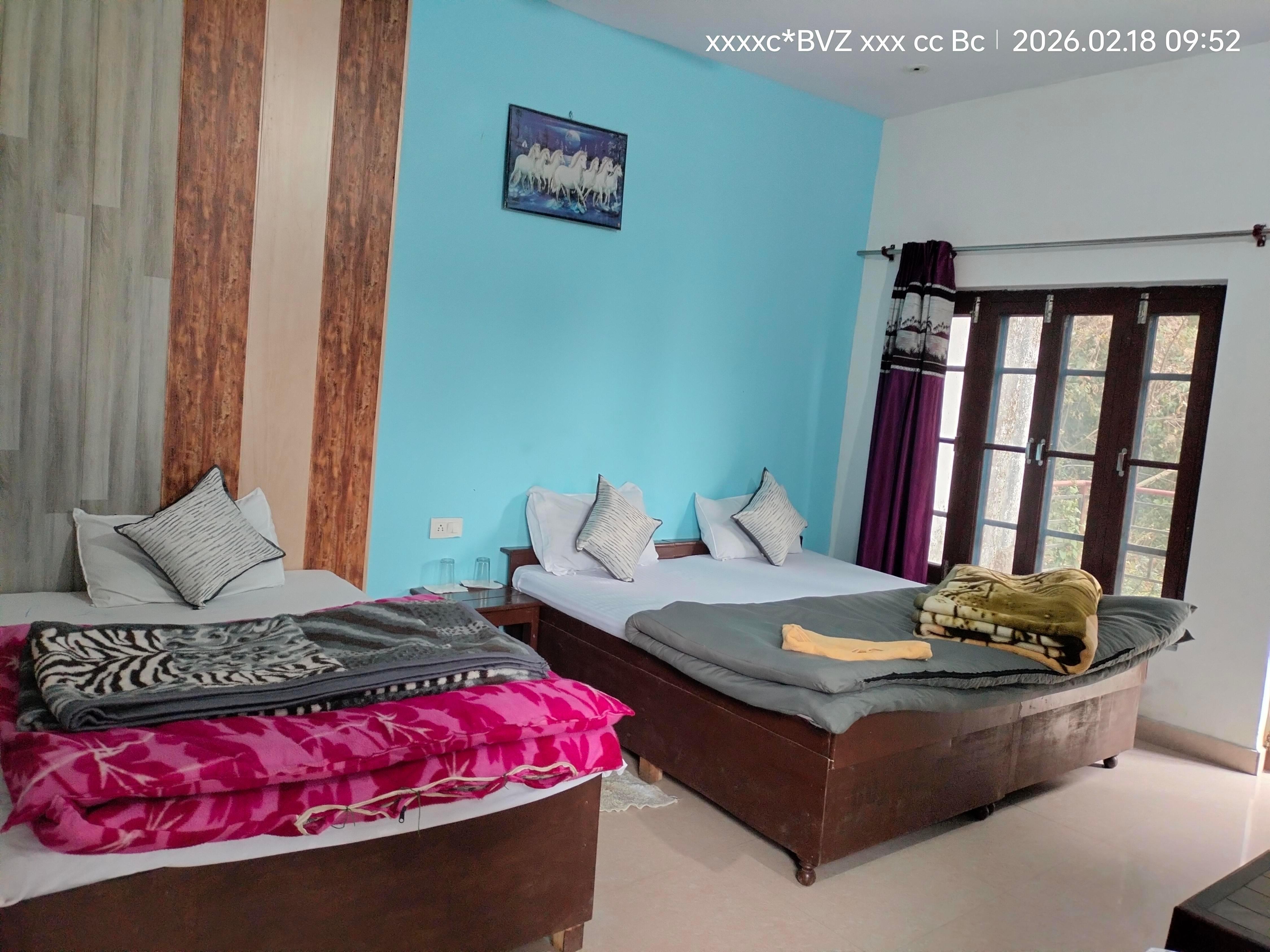 Sunset Point Homestay Room Type - Triple Bedroom w/Balcony,forest view