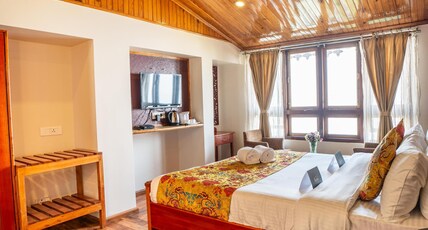 Muscatel Nirvana @Mall Road Room Type - Deluxe With Mountain View Max 2 Adult + 1 Child