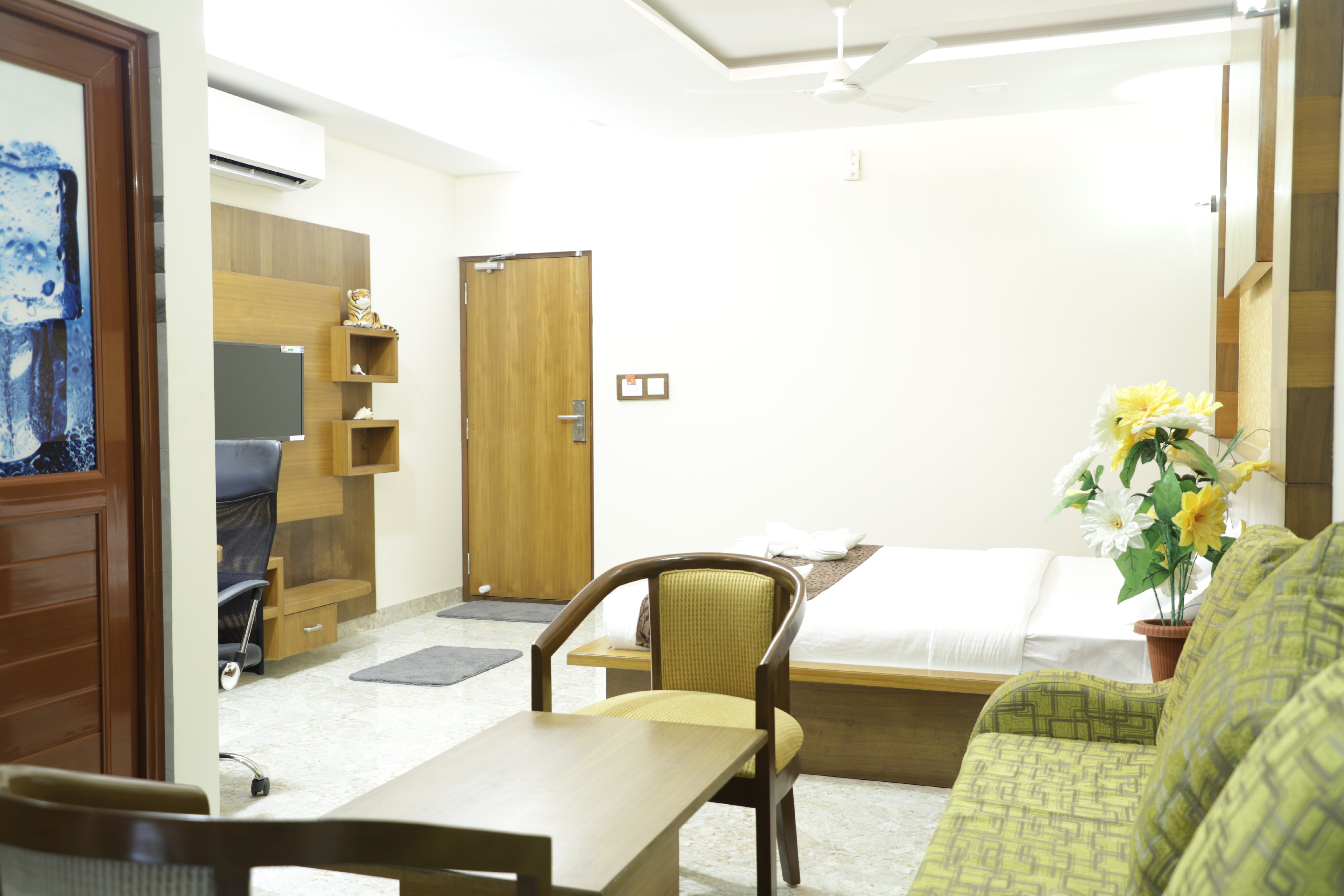 MMR Royal Suites | Rooms & Caretaker - Tap to explore photos