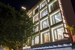 Lord Krishna - Newly Built & 3Mins Walk from Metro