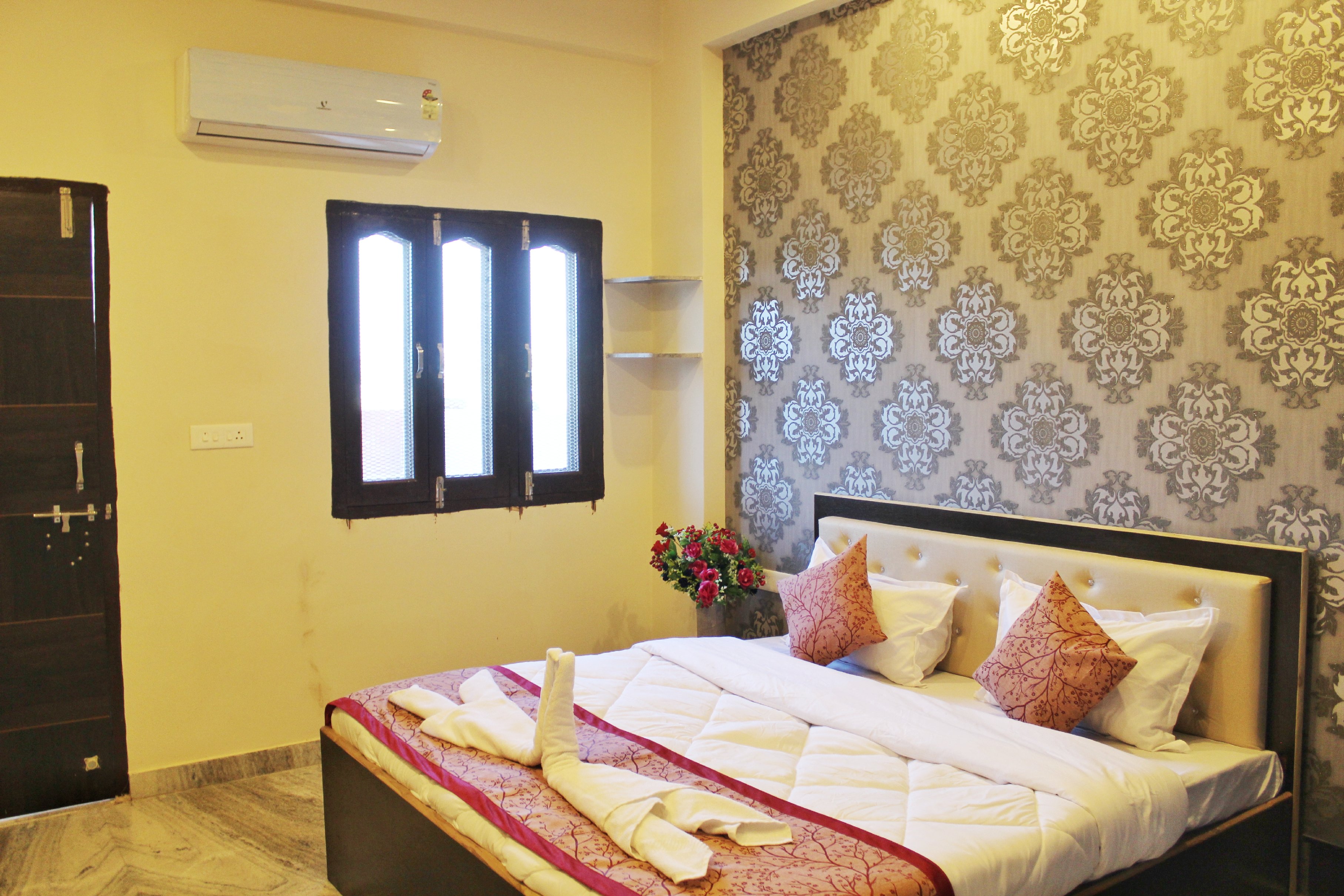 Kanhaiya Home Stay (Lake View Rooms ) - Tap to explore photos