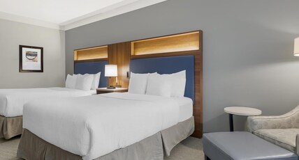 Best Western Plus Revelstoke Room Type - 2 Queen Beds, Non-Smoking, Microwave And Refrigerator, Wi-Fi, Full Breakfast