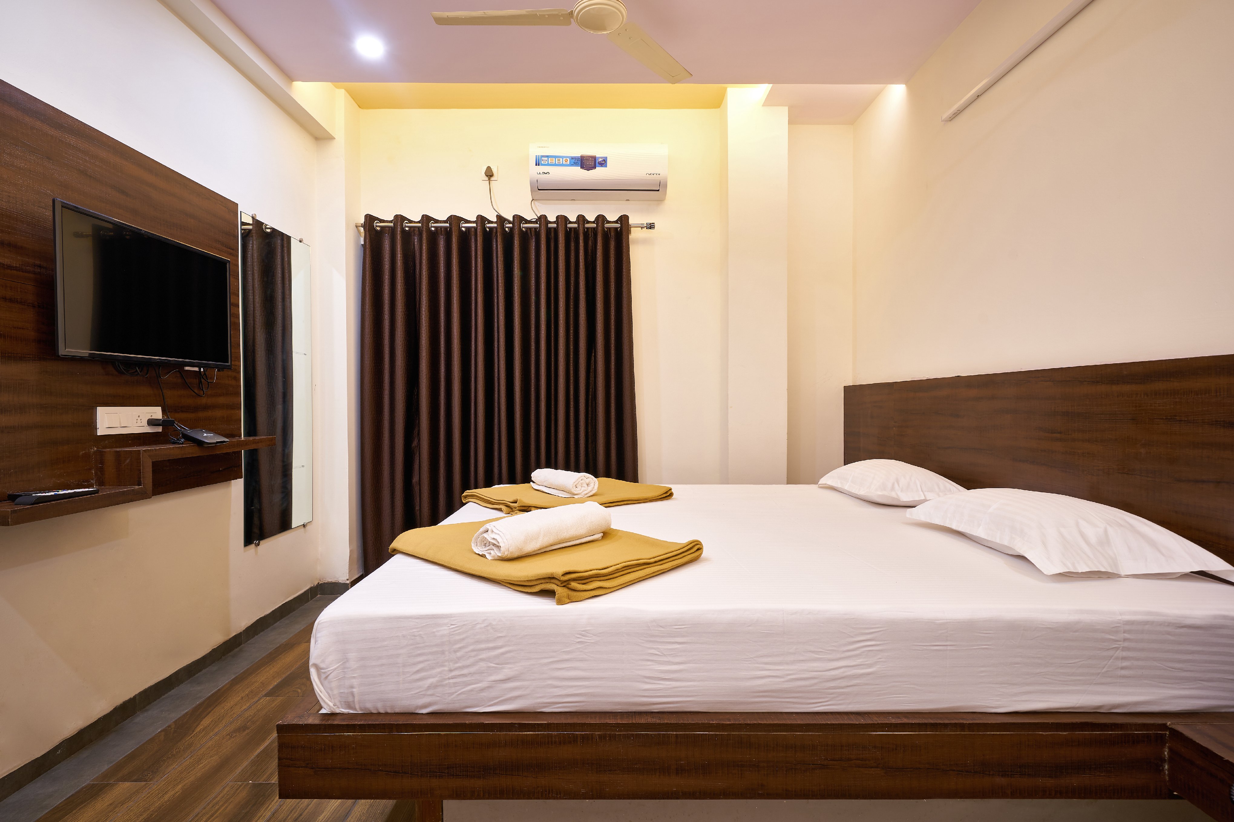 Hotel Ranjan Deluxe - Tap to explore photos
