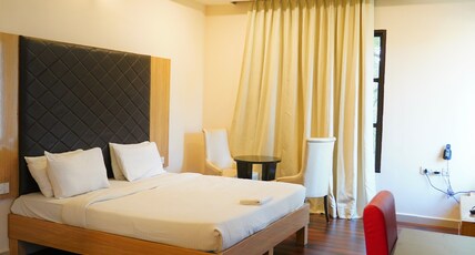 Solitaire Hotel & Banquets Room Type - Deluxe Room