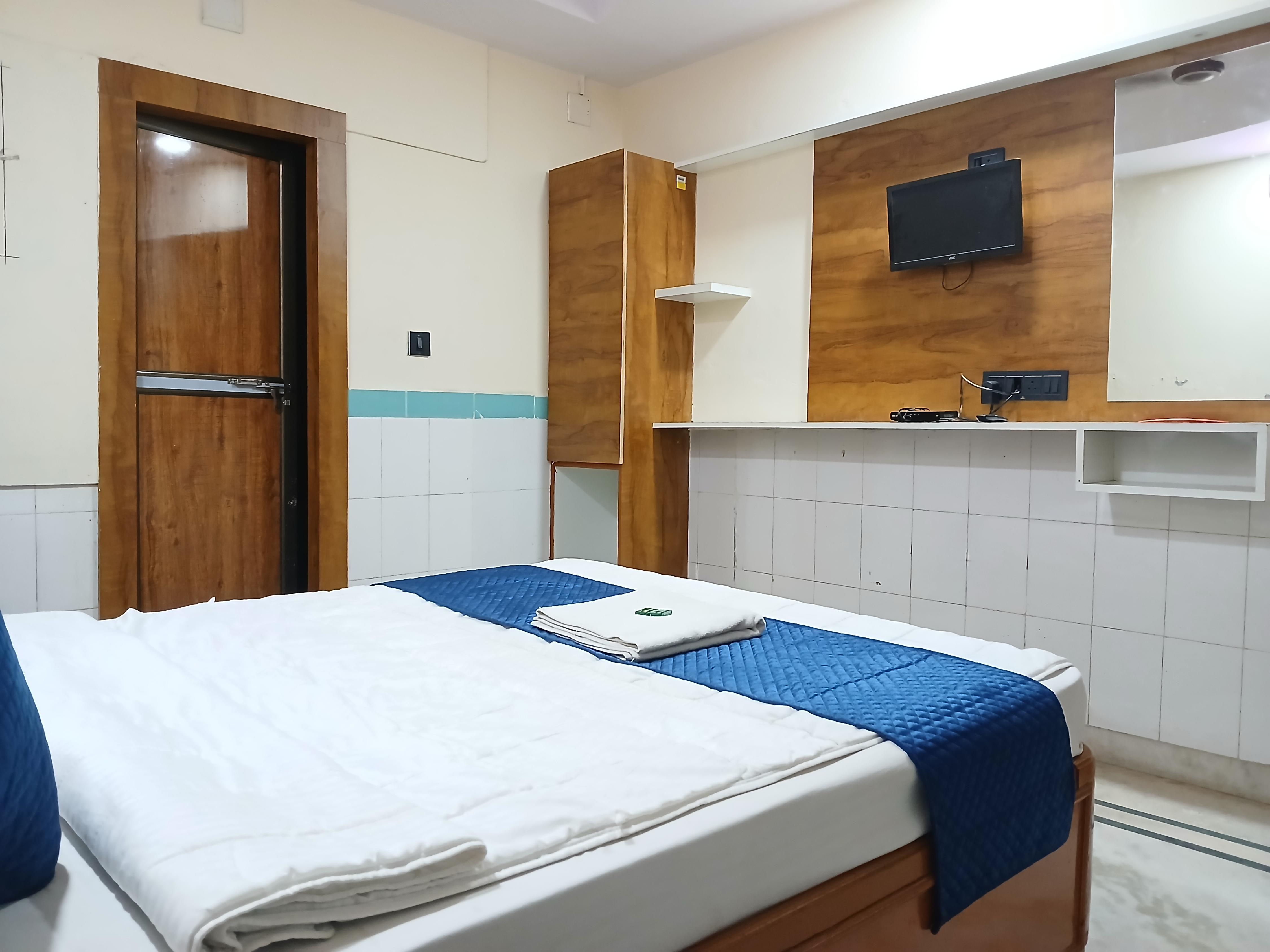YOGESHWAR Room Type - Deluxe Single Room