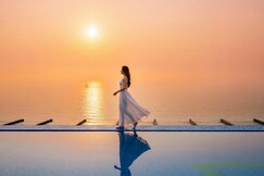 Maximilan Danang Beach Hotel
