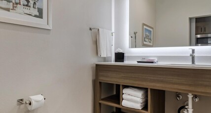 Executive Residency by Best Western Corpus Christi Room Type - 1 KING BED,NSMK,KITETT,SOFBD,ACTIV,ARMCHR,WIFI,FULL BREAKFAST