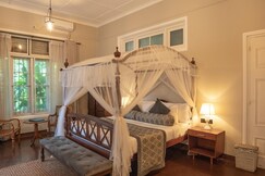 Castle Hill Bungalow by Seven Angels