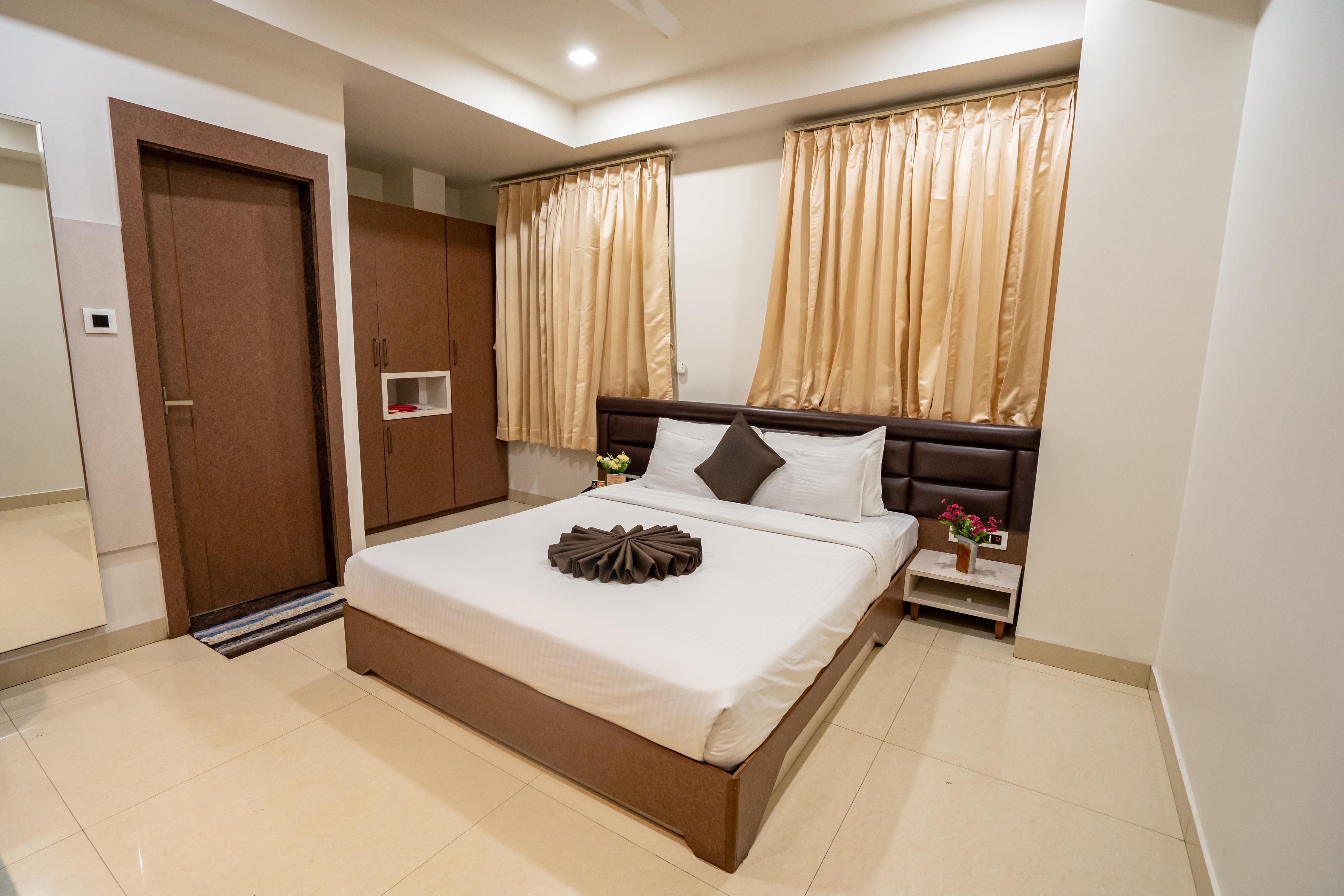 Hotel The Grand Shaurya - Tap to explore photos