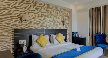 BlueNeck Sec 40 Unitech Cyber Park Gurugram Room Type - Premium Room with Balcony