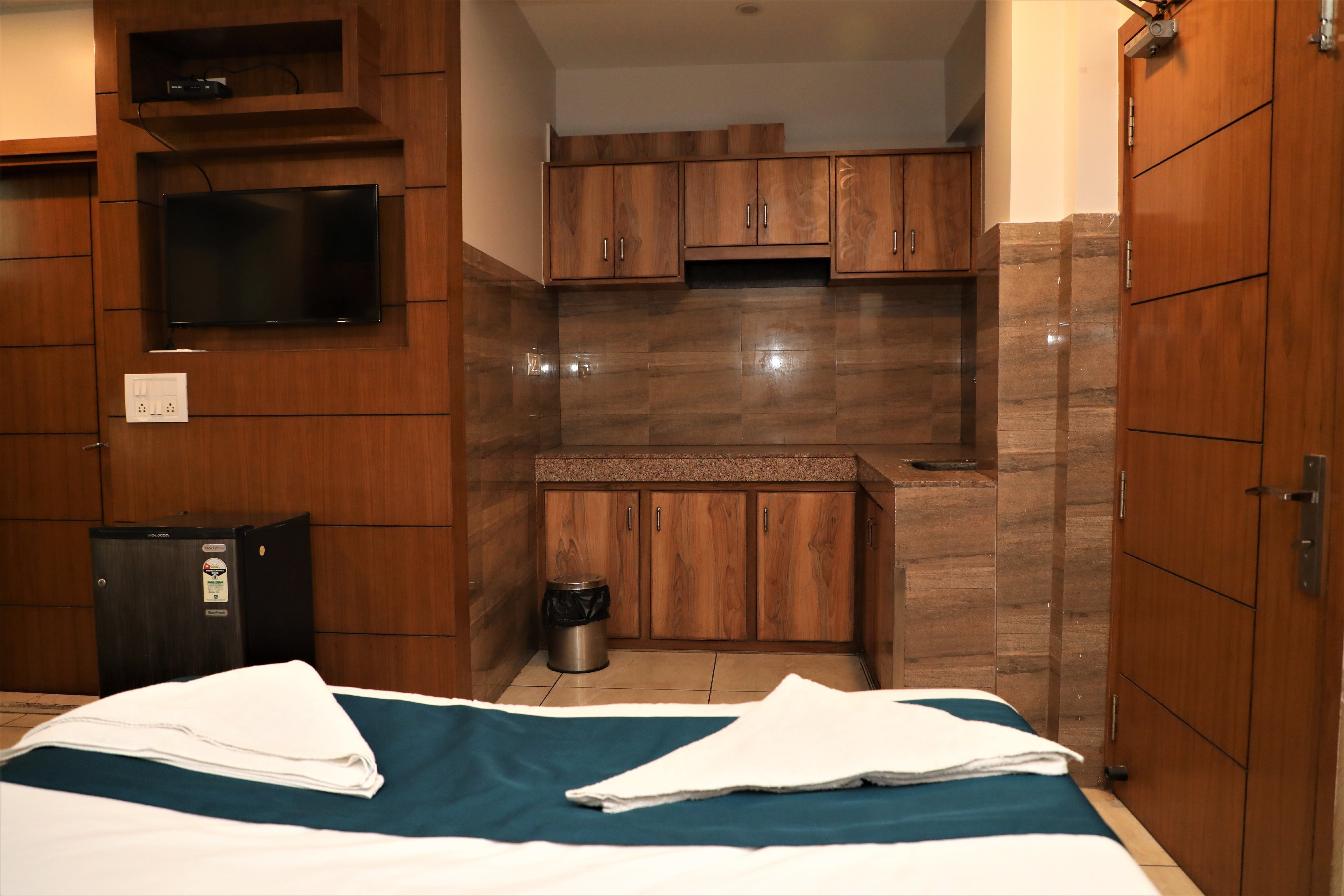 Hotel Hira Palace Sarita Vihar - Tap to explore photos