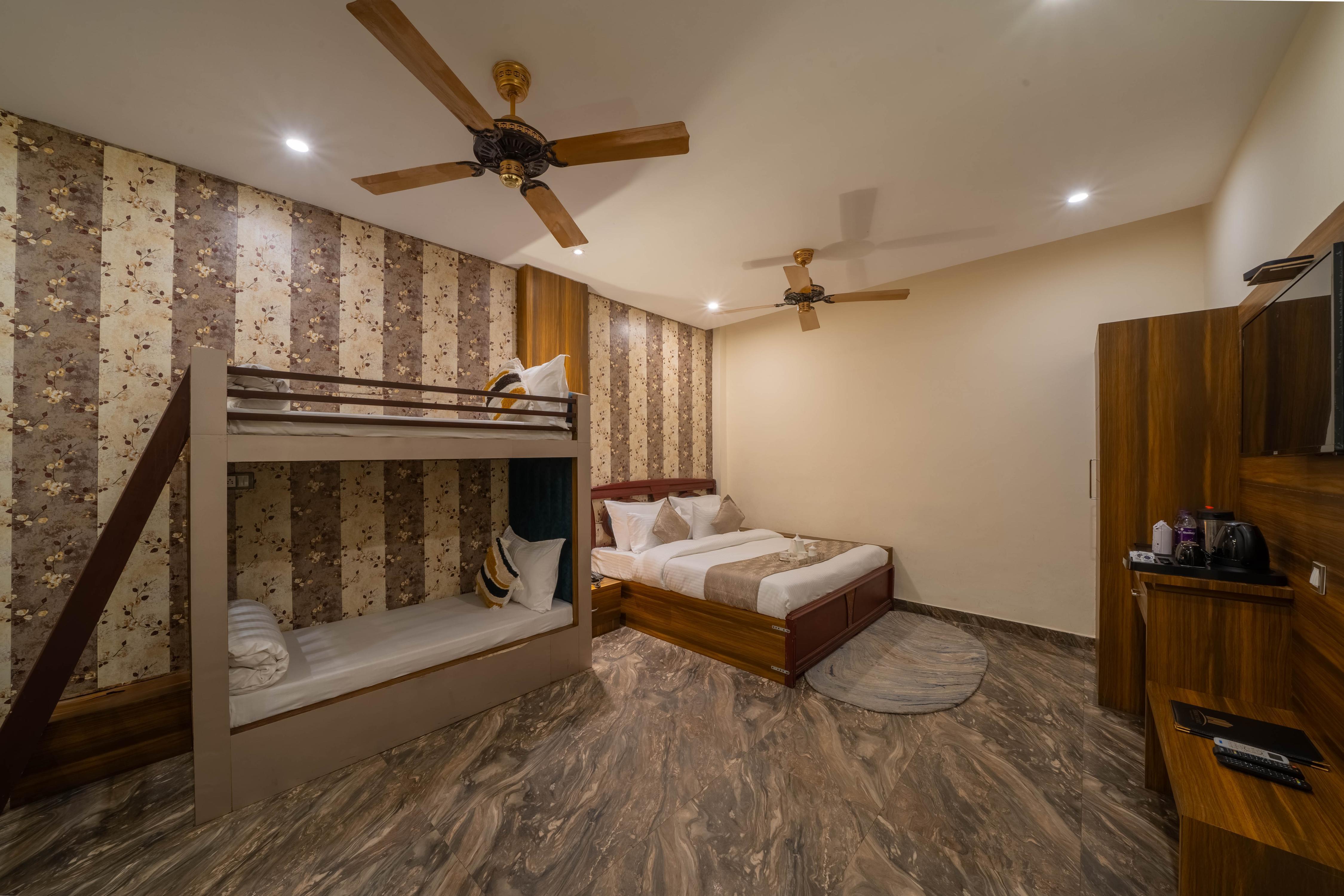 Perfectstayz Premium @ Harkipauri Road - Tap to explore photos