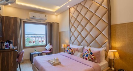 Perfectstayz Premium @ Harkipauri Road Room Type - Mandakni Suite with Balcony and Ganga View with Room Heater