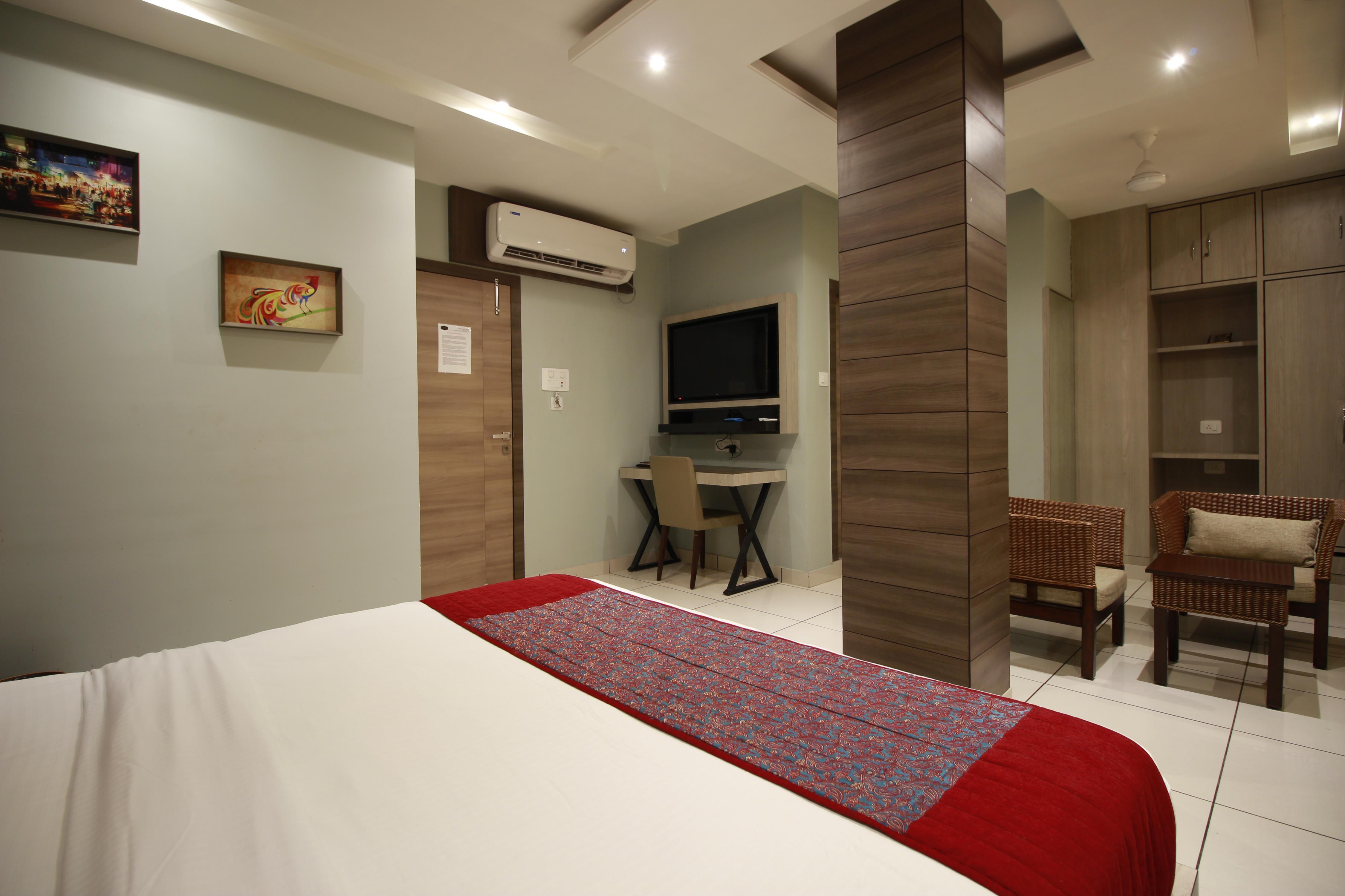 Galaxy Inn | 5 Min From Nemcare Hospital - Tap to explore photos