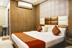 Galaxy Inn | 5 Min From Nemcare Hospital