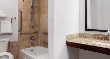 Best Western Discovery Inn Room Type - 1 King Bed, Mobility Accessible, Bathtub, Non-Smoking, Full Breakfast