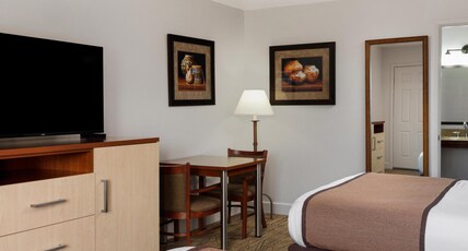 Best Western Discovery Inn Room Type - 2 Queen Beds, Mobility Accessible, Bathtub, Non-Smoking, Full Breakfast Best Western Discovery Inn Room Type - 2 Queen Beds, Mobility Accessible, Bathtub, Non-Smoking, Full Breakfast