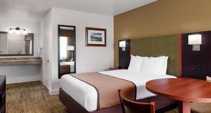 Best Western Discovery Inn Room Type - 1 Queen Bed, Mobility Accessible, Roll In Shower, Non-Smoking, Full Breakfast Best Western Discovery Inn Room Type - 1 Queen Bed, Mobility Accessible, Roll In Shower, Non-Smoking, Full Breakfast