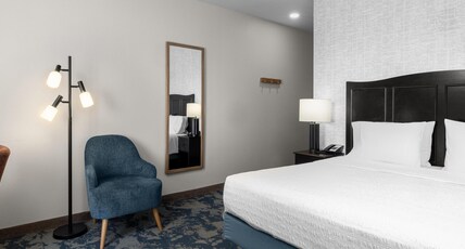 Hampton Inn & Suites by Hilton Hope Room Type - 1 KING BED NONSMOKING