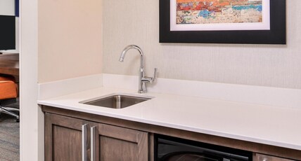 Hampton Inn by Hilton Benson Room Type - 1KN STDO MIC FRIDG WTBR NS
