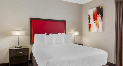 Best Western Plus Rose City Suites Room Type - Suite-1 Queen Bed, Non-Smoking, High Speed Internet Access, Sofabed, Microwave And Refrigerator, Kit