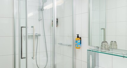 elaya hotel stuttgart ludwigsburg, Trademark by Wyndham Room Type - Standard Queen Room