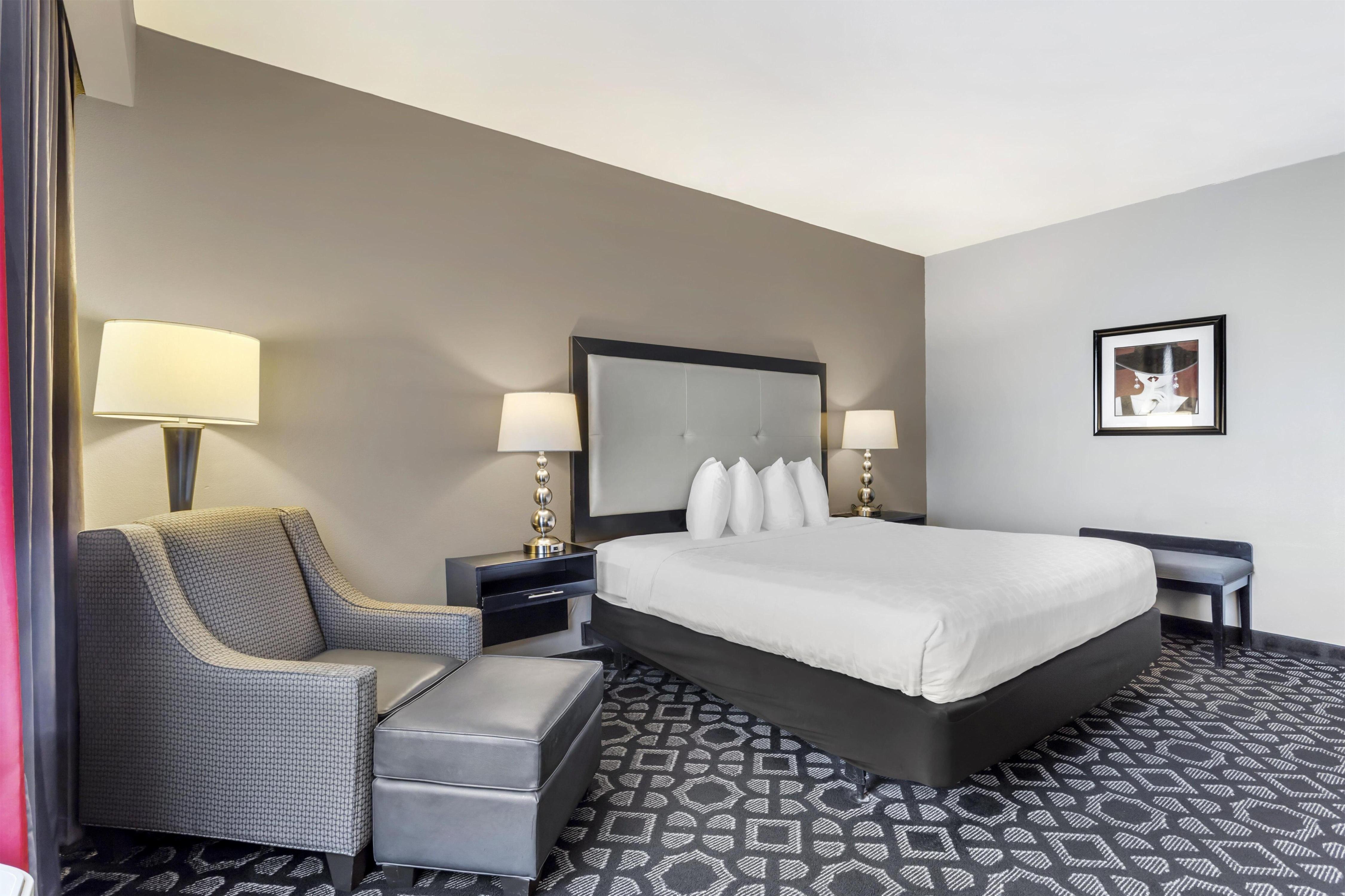 Best Western Plus Laredo Inn & Suites Room Type - Accessible - 1 King, Mobility Accessible, Communication Assistance, Bathtub, Non-Smoking, Full Break Best Western Plus Laredo Inn & Suites Room Type - Accessible - 1 King, Mobility Accessible, Communication Assistance, Bathtub, Non-Smoking, Full Break
