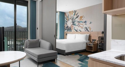 Holiday Inn & Suites Siracha Laemchabang Room Type - 1 King Bed 1 Bedroom Suite with Balcony