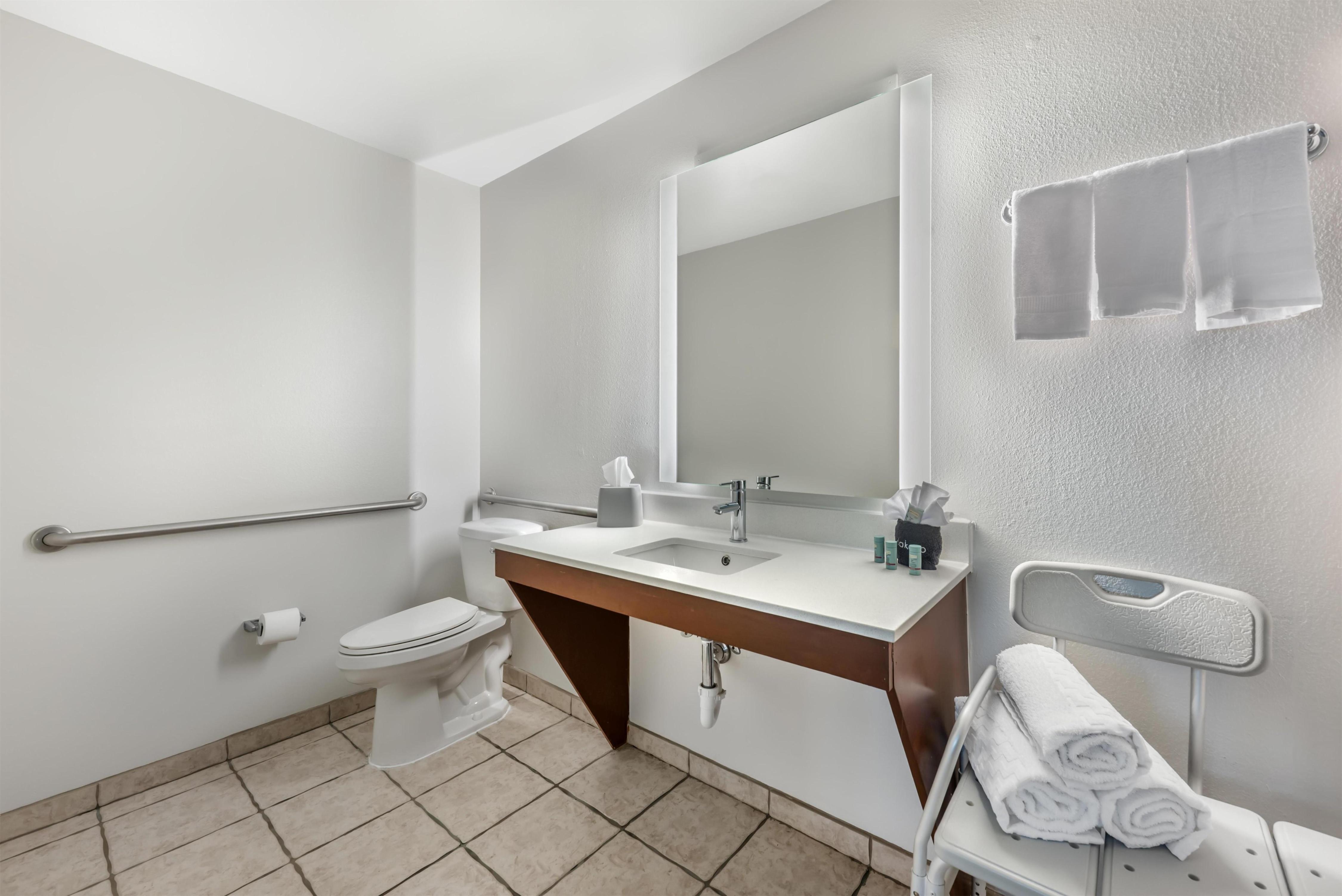 Best Western Plus Dos Rios Room Type - Accessible - 1 King, Mobility Accessible, Communication Assistance, Roll In Shower, Non-Smoking, Ful