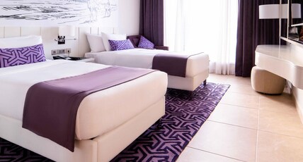 Mercure Dubai Barsha Heights Hotel Suites And Apartments Room Type - prestige suite two bedrooms with a king size bed and 2 single beds skyline view