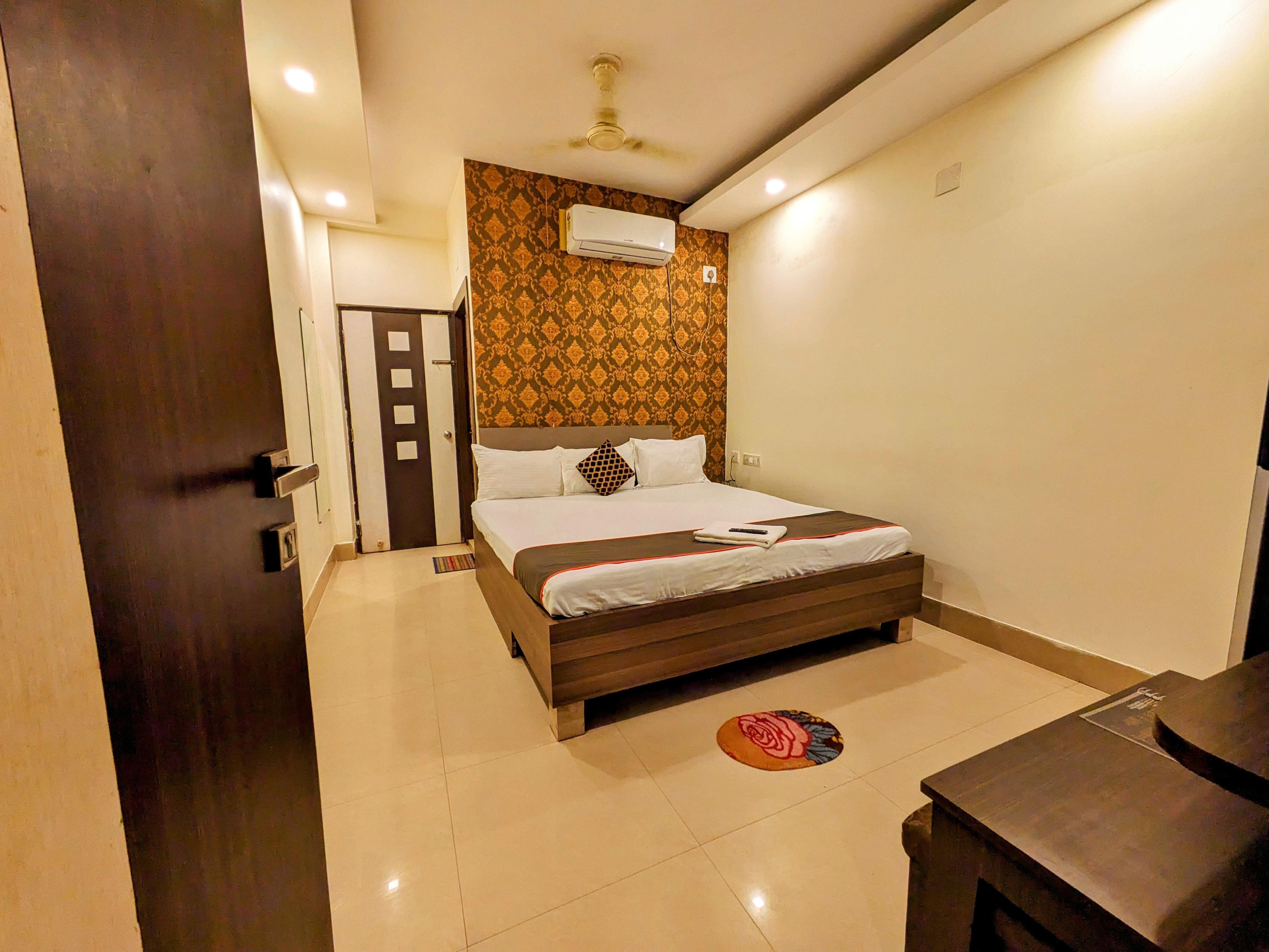 HOTEL SUN CITY Room Type - King Room With Balcony