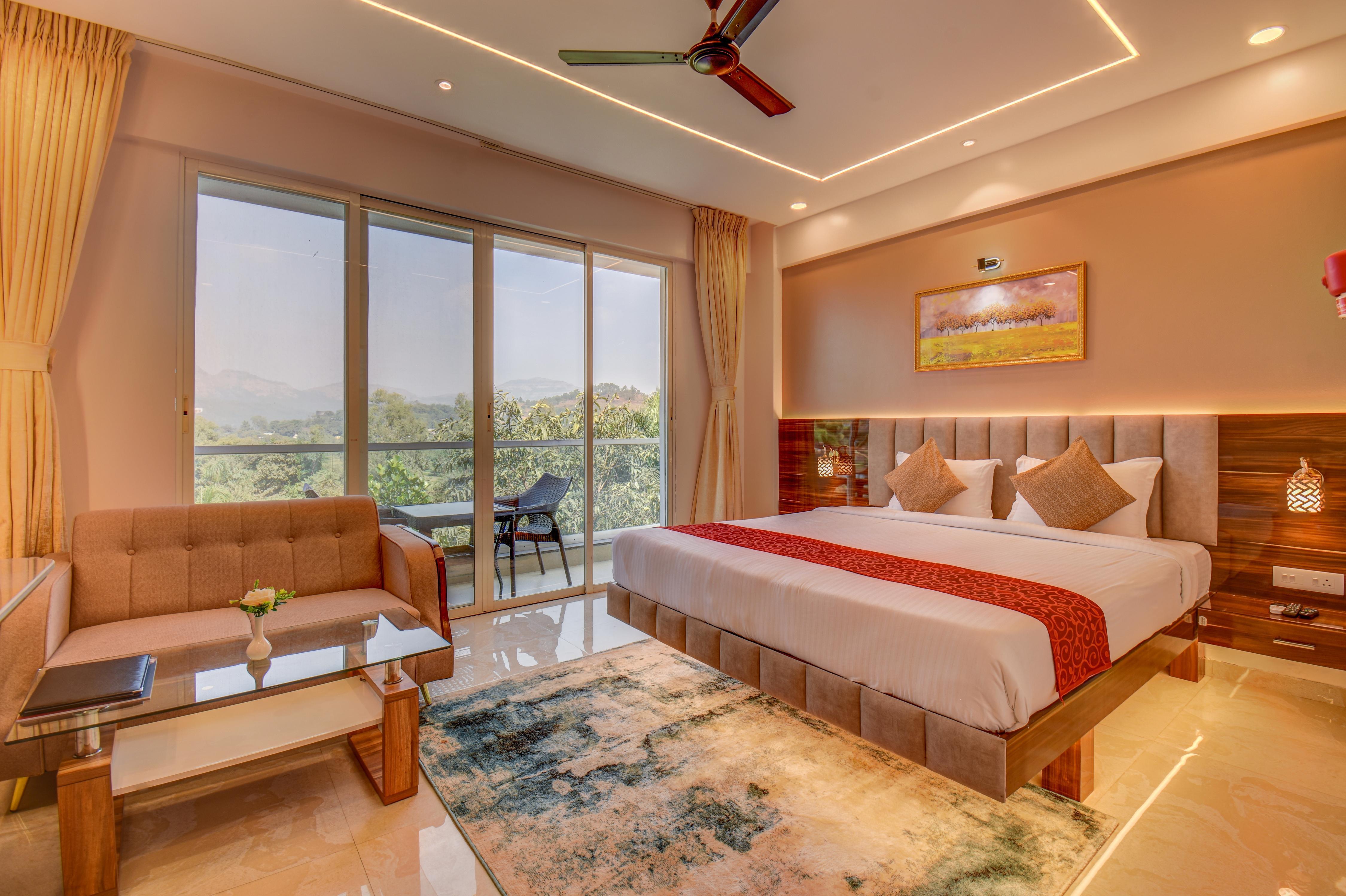 FOUR SEASONS RESORTS Room Type - Suite Room with Bathtub and Balcony
