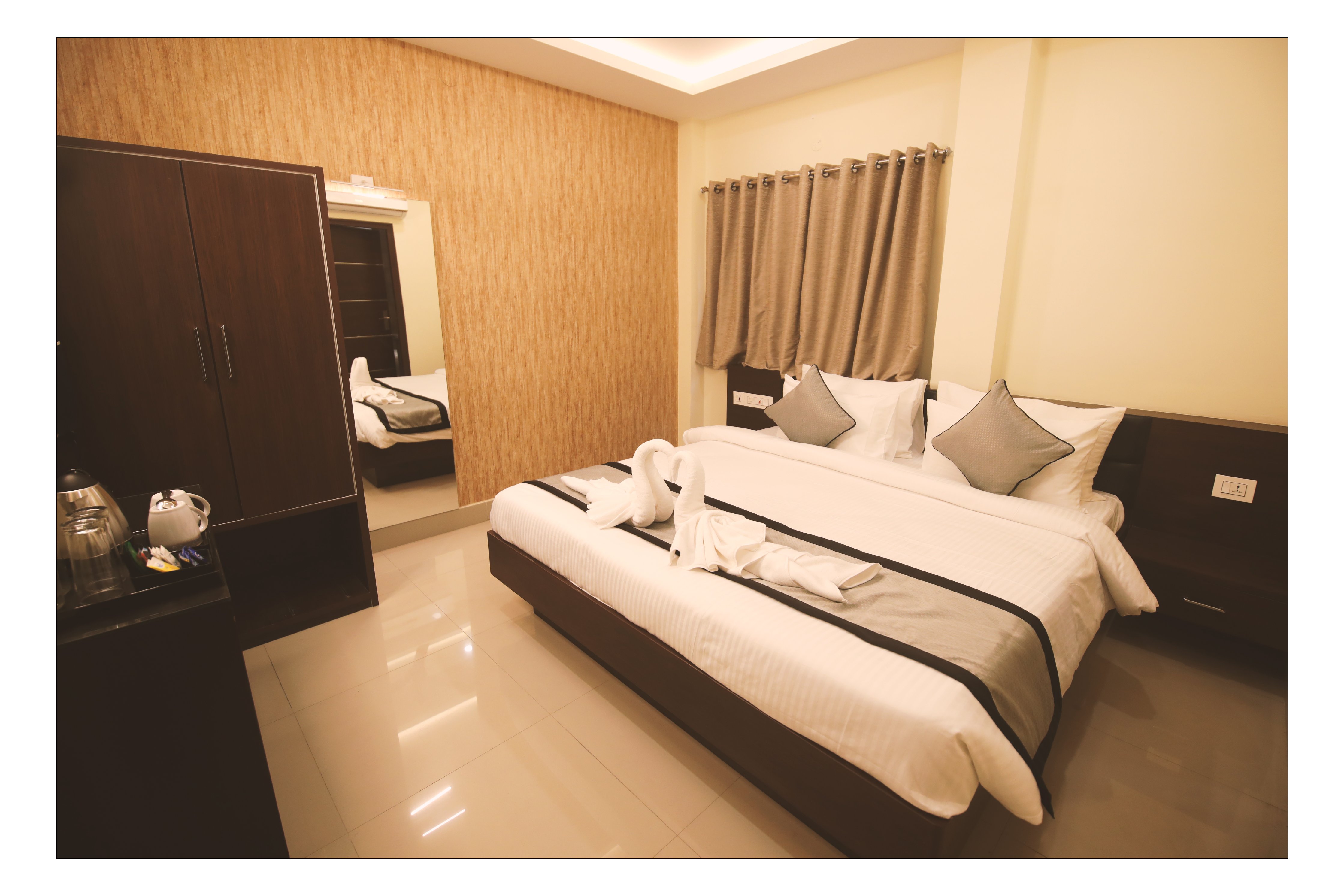 SUMITEL PREMIER INN Room Type - DELUXE ROOM