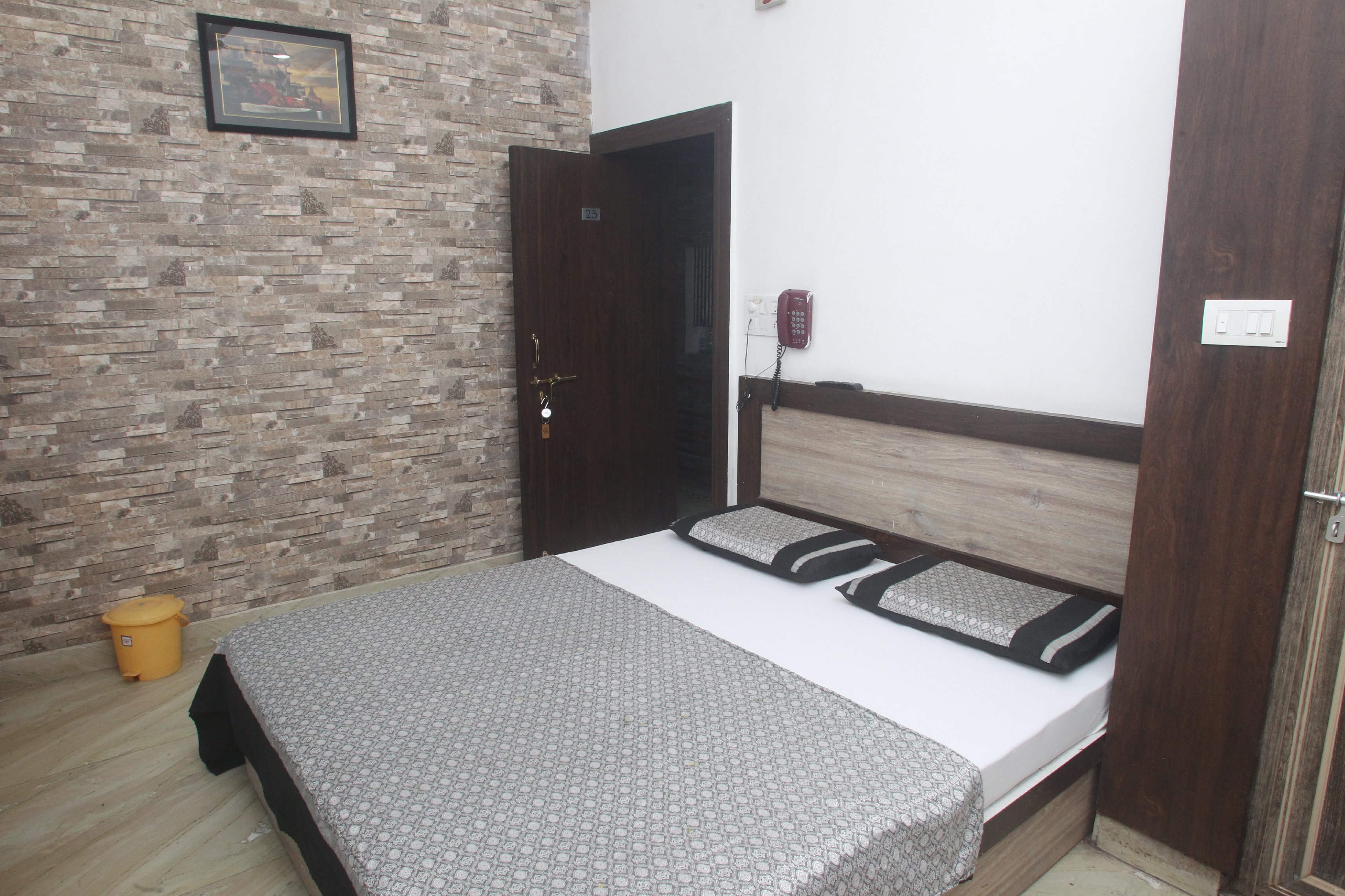 Alakhnanda Guest House Room Type - Budget Double Room