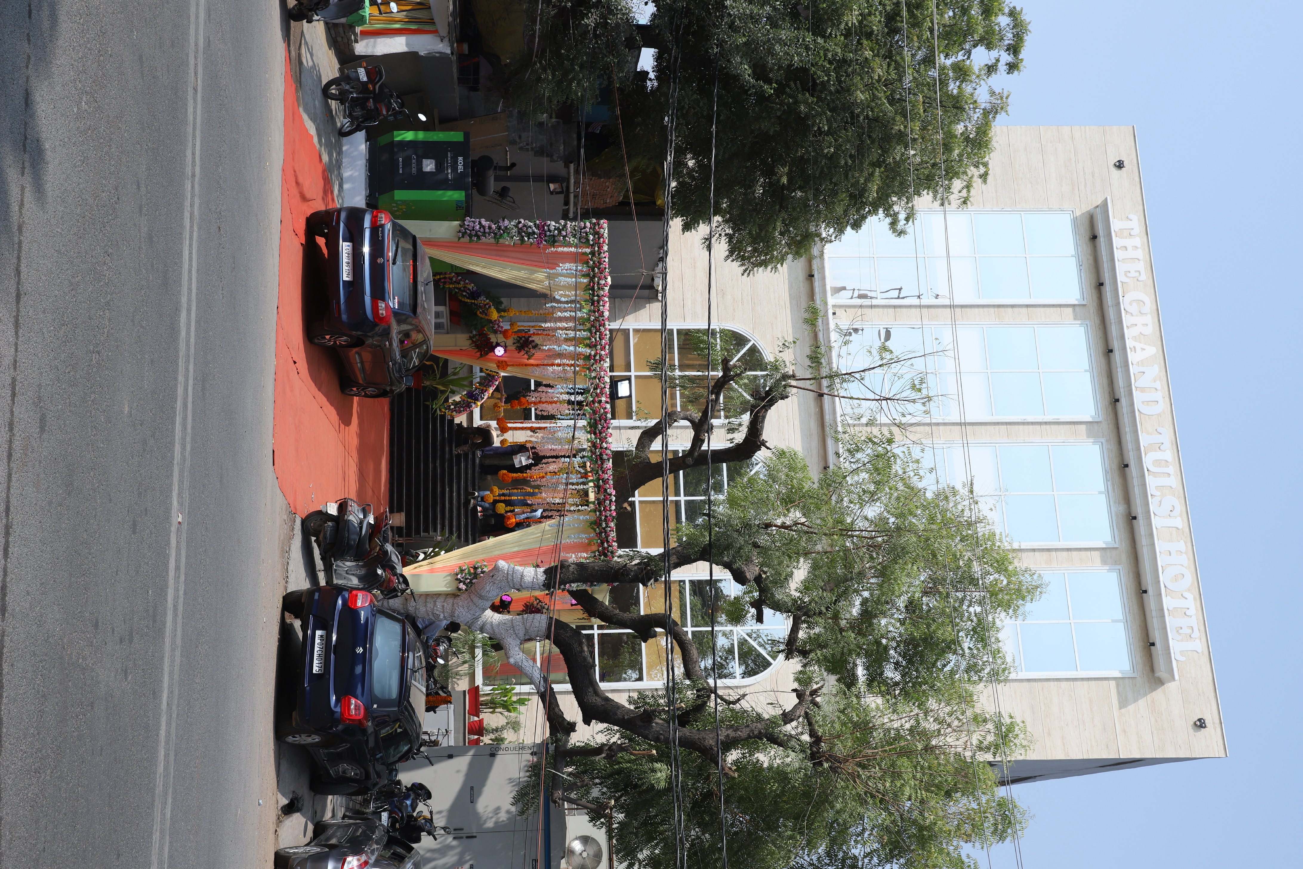 HOTEL THE GRAND TULSI - 500m FROM RAILWAY STATION - Tap to explore photos