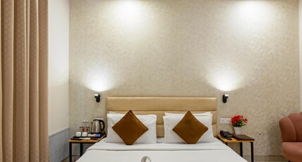 Aadat Hotel Subhash Chowk Room Type - Suite with Balcony