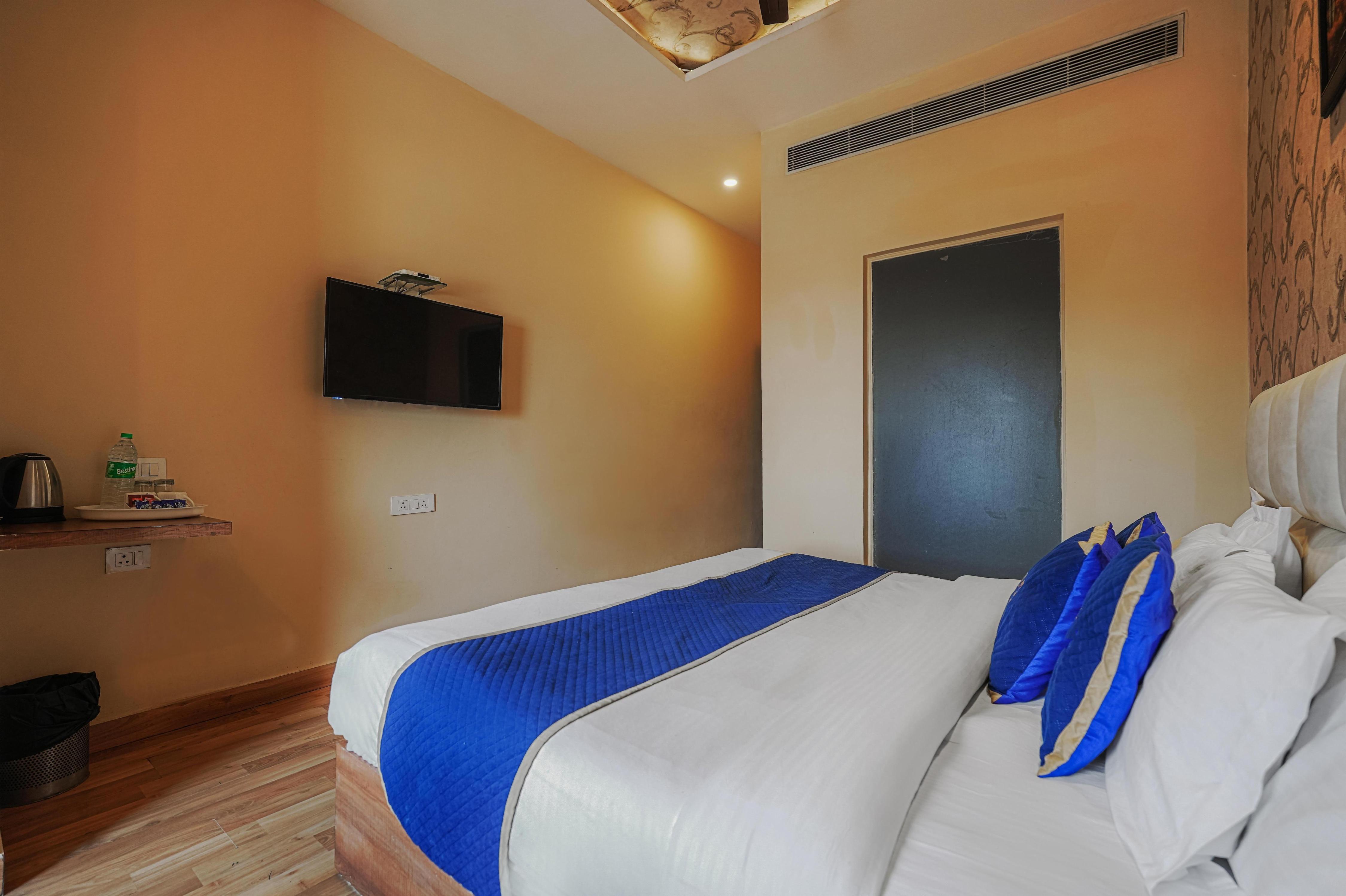 Hotel Sallow Grand - Tap to explore photos