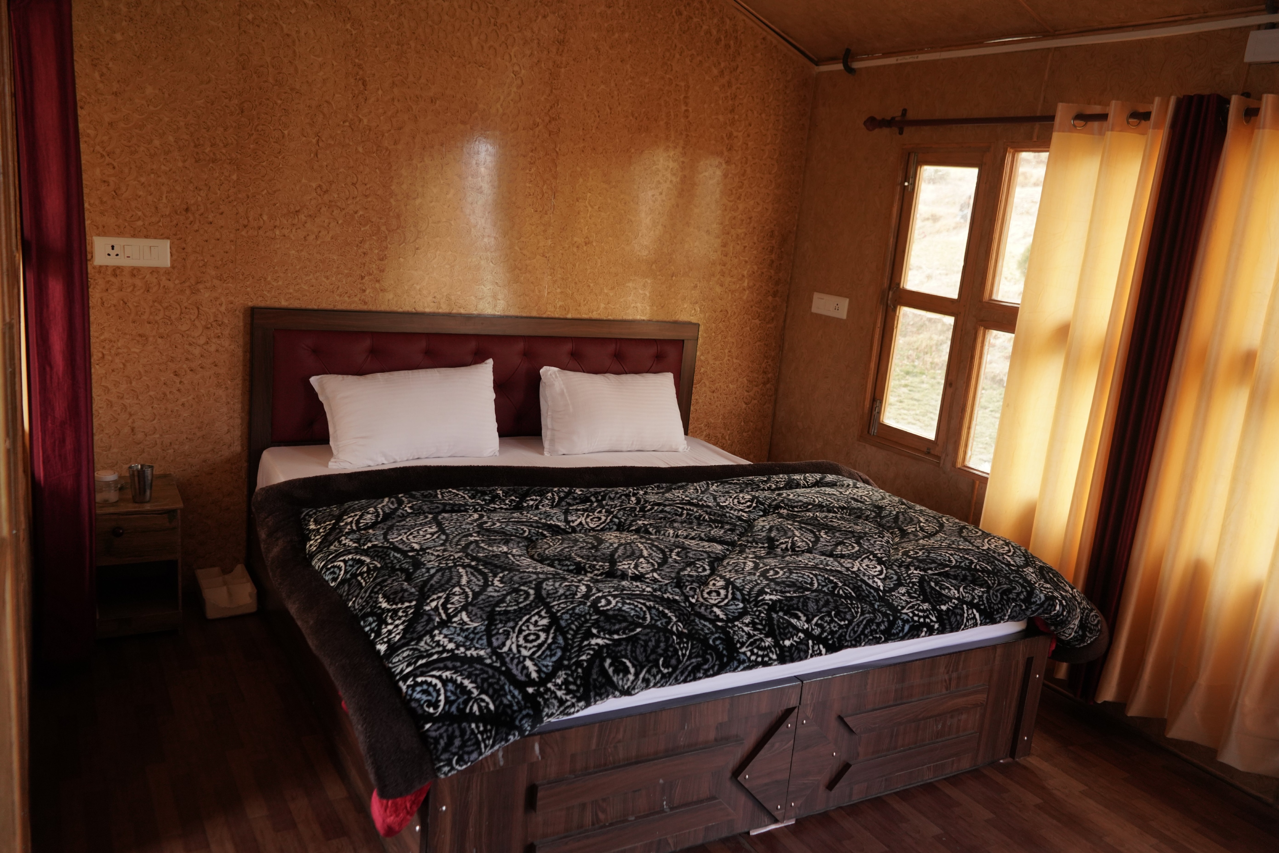 Golden Valley Cottages | Rooms & Restaurant - Tap to explore photos