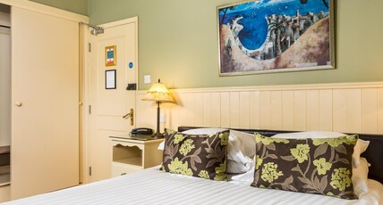Orestone Manor Room Type - Deluxe Double Suite with Hot Tub