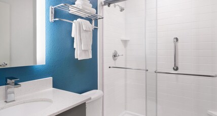 Best Western El Paso Airport Entrada Hotel Room Type - 1 Queen Bed, Non-Smoking, Wi-Fi, Refrigerator, Coffee Maker, Hairdryer, Iron And Ironing Board, Full