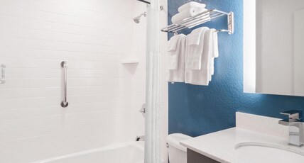 Best Western El Paso Airport Entrada Hotel Room Type - 2 Queen Beds, Non-Smoking, Wi-Fi, Refrigerator, Coffee Maker, Hairdryer, Iron And Ironing Board, Ful