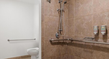 Best Western El Paso Airport Entrada Hotel Room Type - Accessible - 2 Queen, Mobility Accessible, Communication Assistance, Roll In Shower, Refrigerator, W