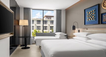 Four Points by Sheraton Phuket Patong Beach Resort Room Type - Guest room, 1 King, Sofa bed, Pool view