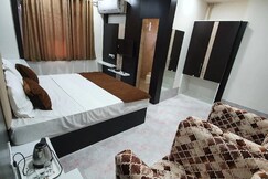 Pushpak Hotel