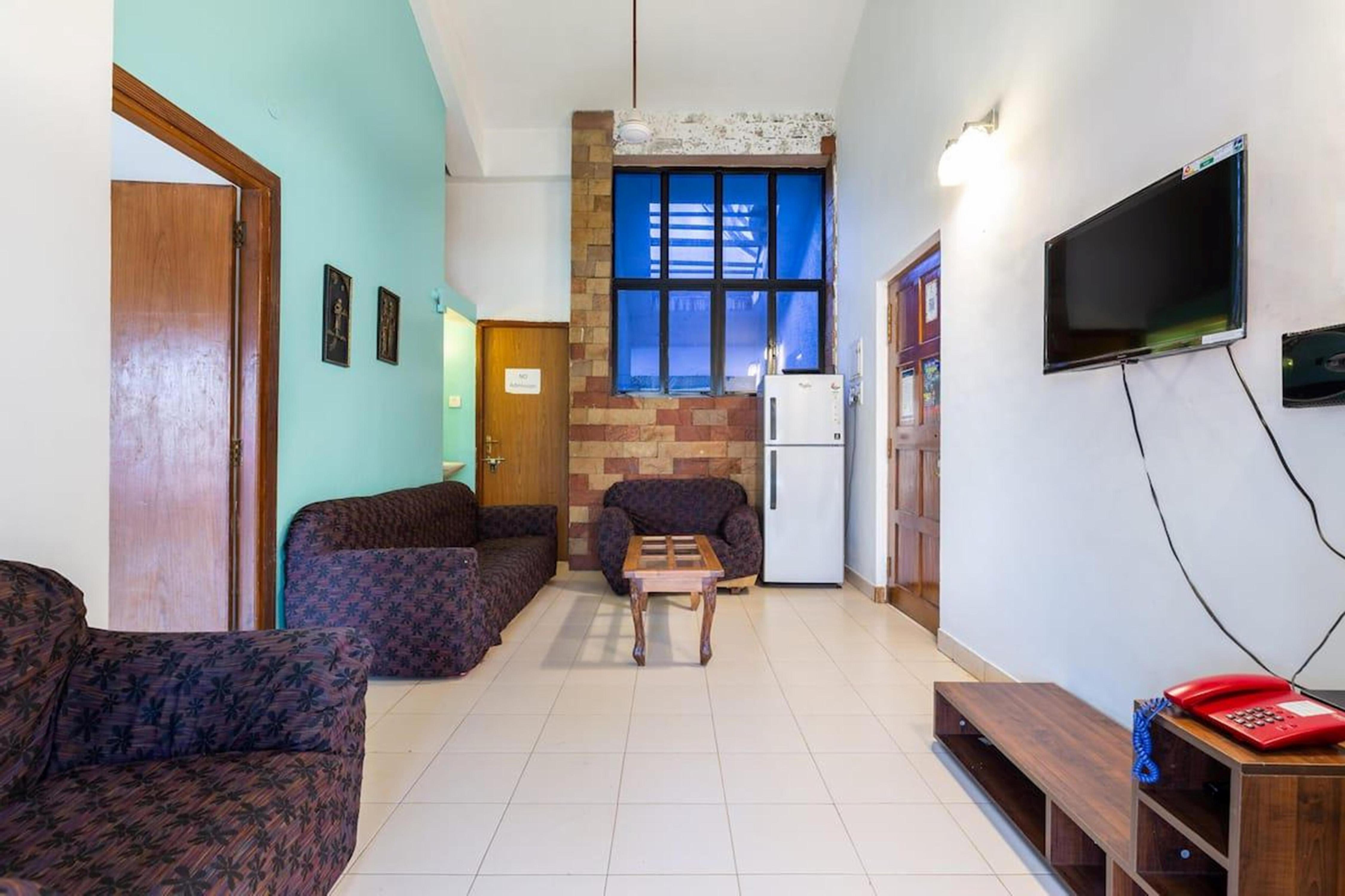 Spacious 1Rk Suite with Common Pool/Jacuzzi - Tap to explore photos