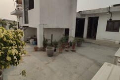 Rooftop Apartment Modern Room with Bathtub