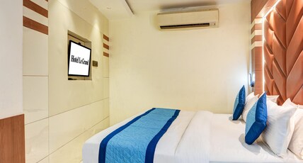 Hotel Le Grand Room Type - Queen Bed with Smart TV
