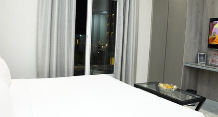 EXPRESS 11 HOTEL Room Type - Executive Room at B block with Balcony