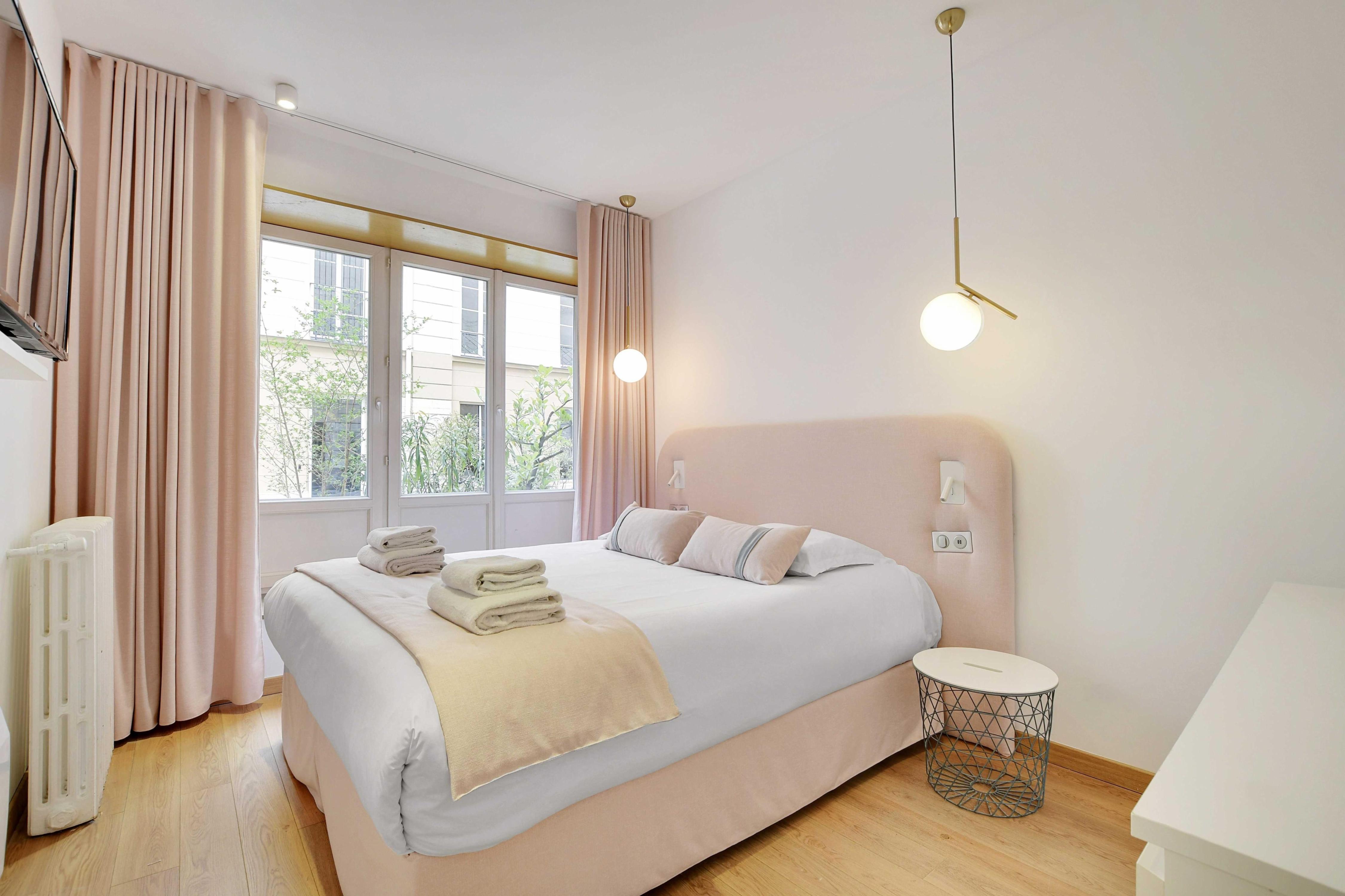 Spacious apartment - 2B/10P - AC - Marais - Tap to explore photos